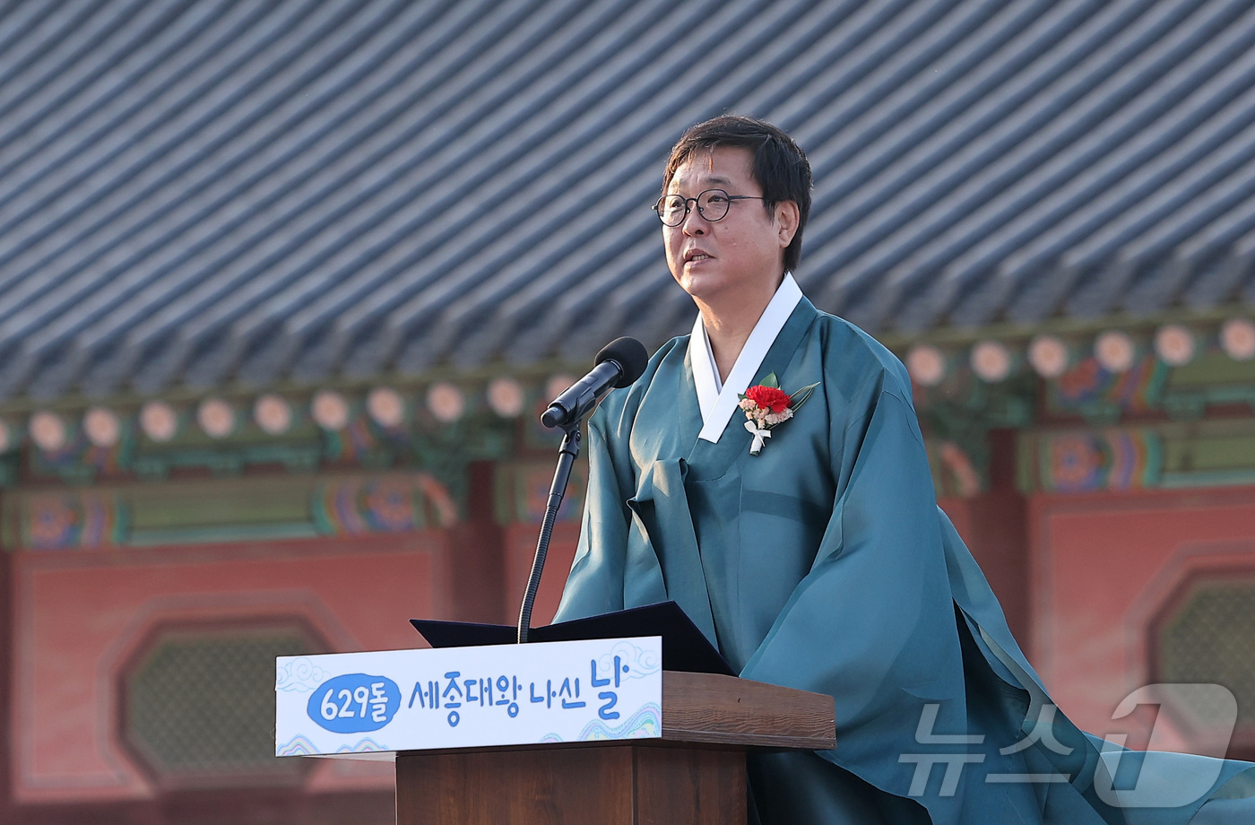 (서울=뉴스1) 김성진 기자 = 최휘영 문화체육관광부 장관이 15일 서울 종로구 경복궁 흥례문 광장에서 열린 629돌 세종대왕 나신 날 기념행사에서 기념사를 하고 있다. 2026. …
