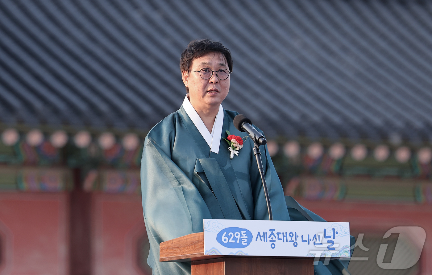 (서울=뉴스1) 김성진 기자 = 최휘영 문화체육관광부 장관이 15일 서울 종로구 경복궁 흥례문 광장에서 열린 629돌 세종대왕 나신 날 기념행사에서 기념사를 하고 있다. 2026. …