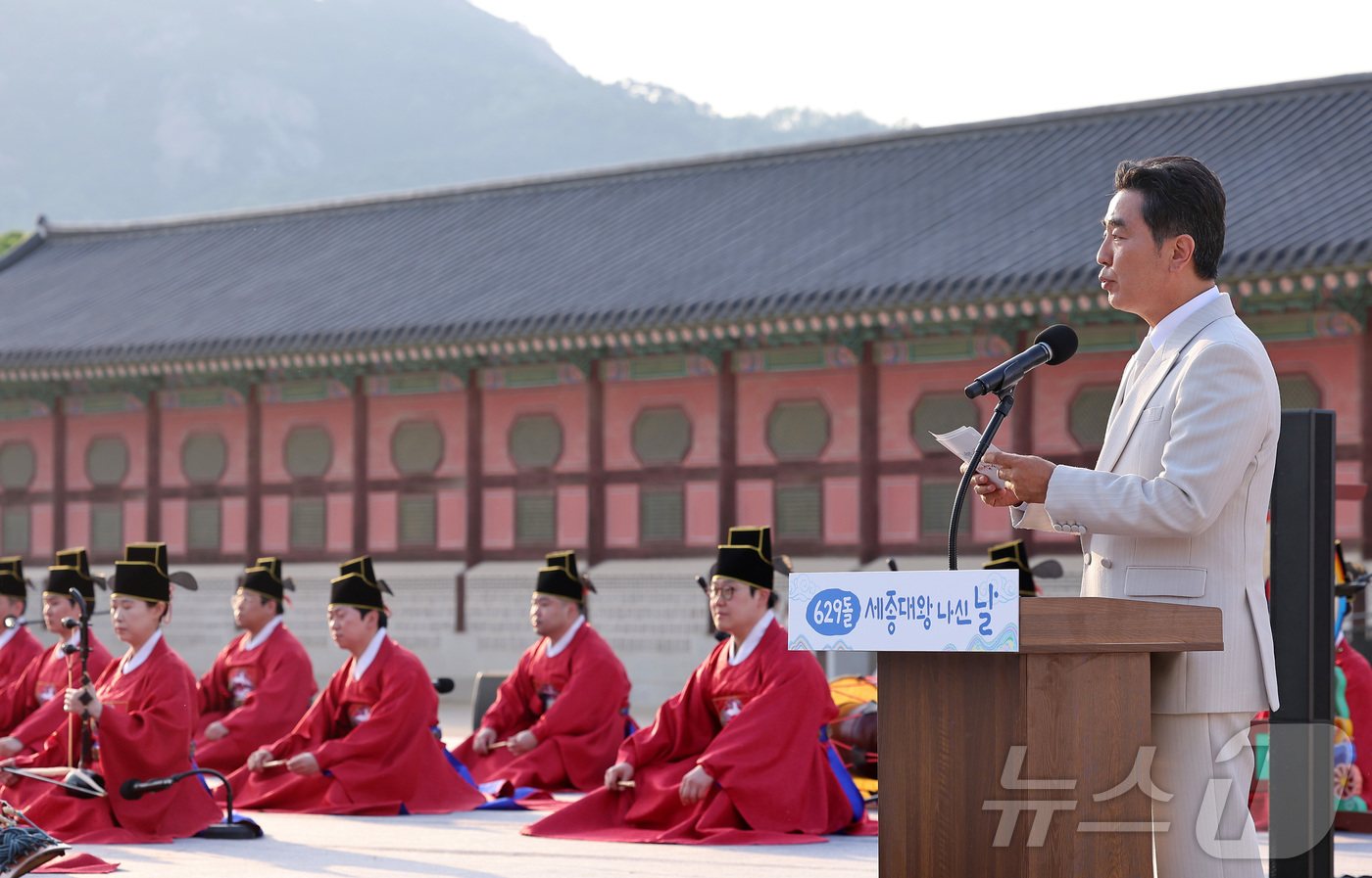 (서울=뉴스1) 김성진 기자 = 배우 류승룡이 15일 서울 종로구 경복궁 흥례문 광장에서 열린 629돌 세종대왕 나신 날 기념행사에서 개식 선언을 하고 있다. 2026.5.15/뉴 …