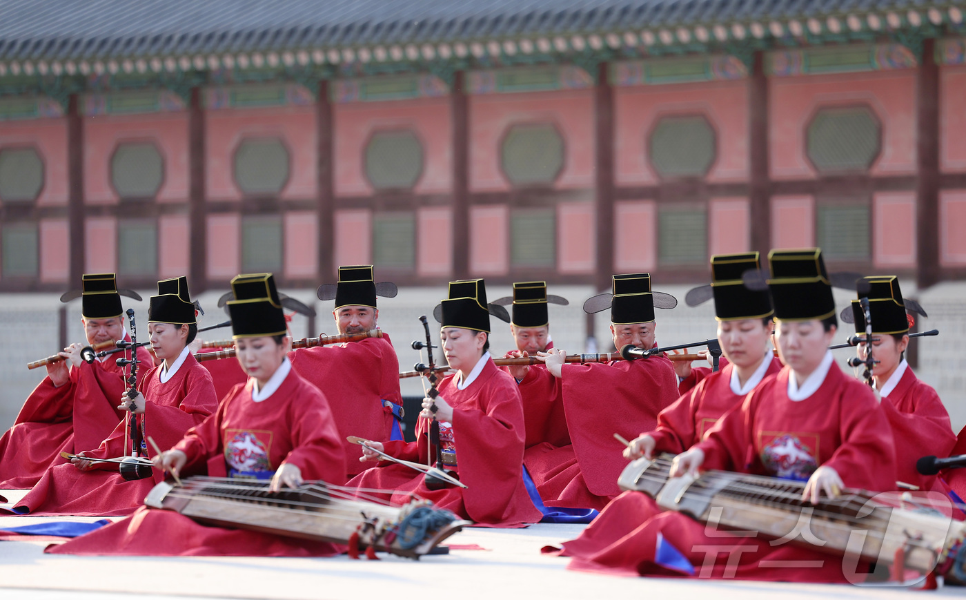 (서울=뉴스1) 김성진 기자 = 15일 서울 종로구 경복궁 흥례문 광장에서 열린 629돌 세종대왕 나신 날 기념행사에서 세종대왕의 애민 정신을 담은 '여민락' 공연이 진행되고 있다 …