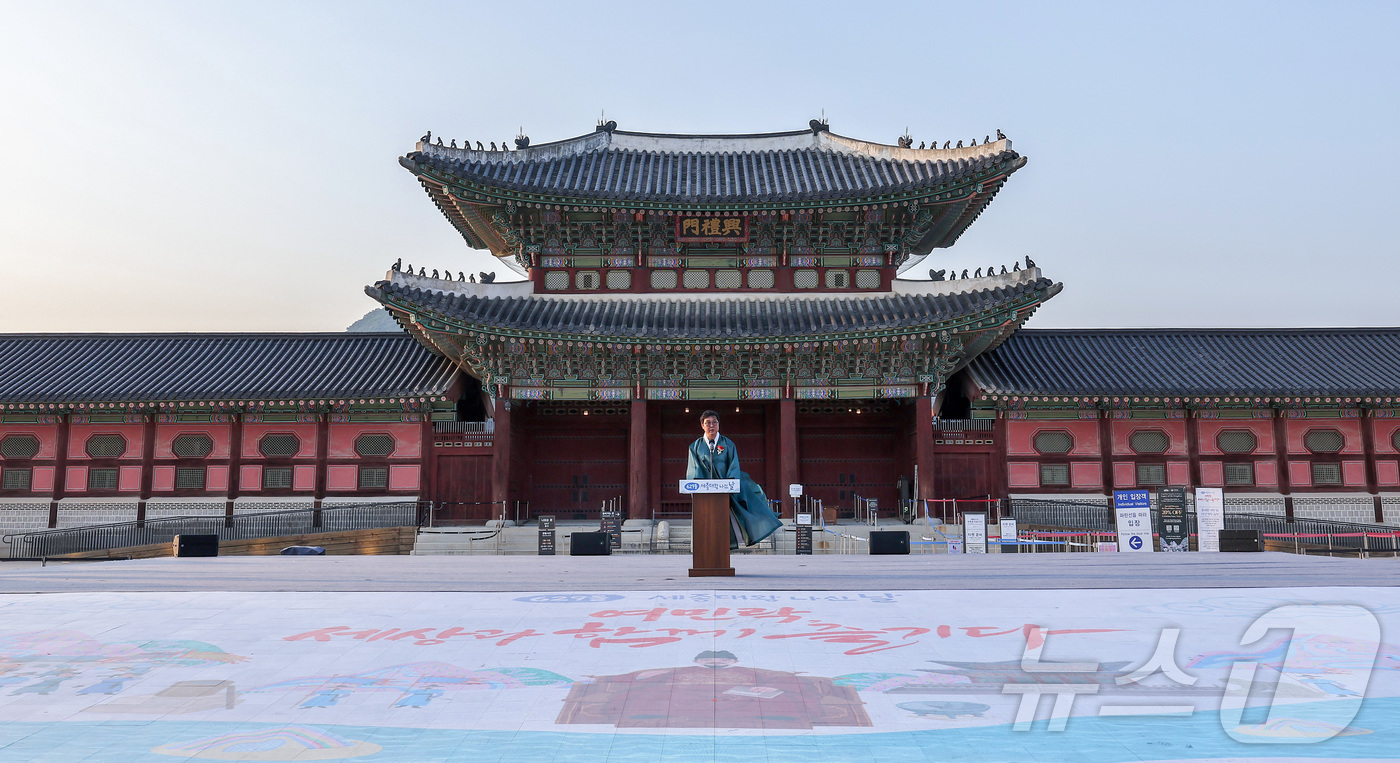 (서울=뉴스1) 김성진 기자 = 최휘영 문화체육관광부 장관이 15일 서울 종로구 경복궁 흥례문 광장에서 열린 629돌 세종대왕 나신 날 기념행사에서 기념사를 하고 있다. 2026. …