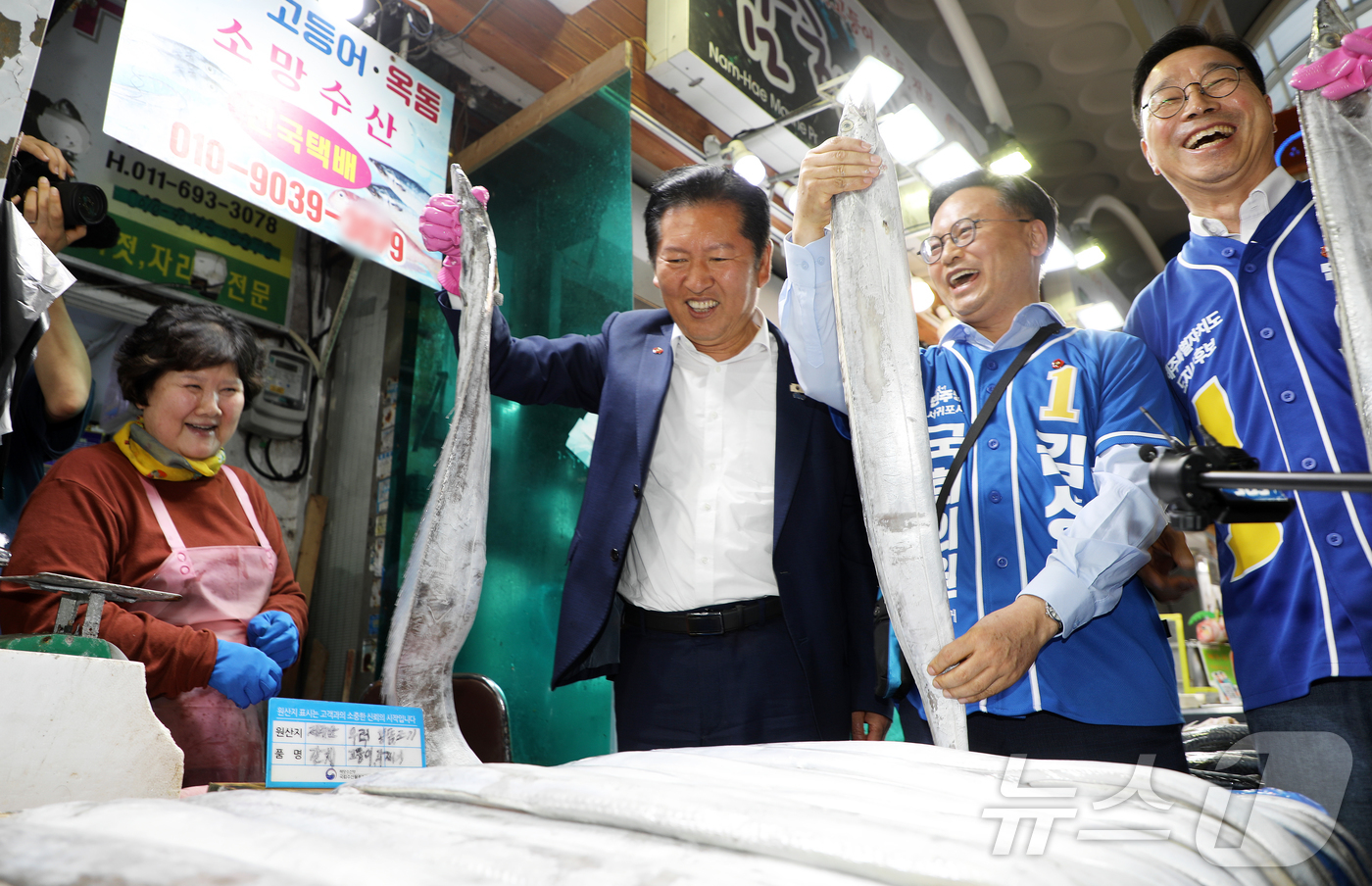 (제주=뉴스1) 오미란 기자 = 정청래 더불어민주당 대표가 15일 오후 서귀포매일올레시장에서 위성곤 민주당 제주도지사 후보, 김성범 서귀포시 국회의원 보궐선거 후보와 함께 갈치를 …
