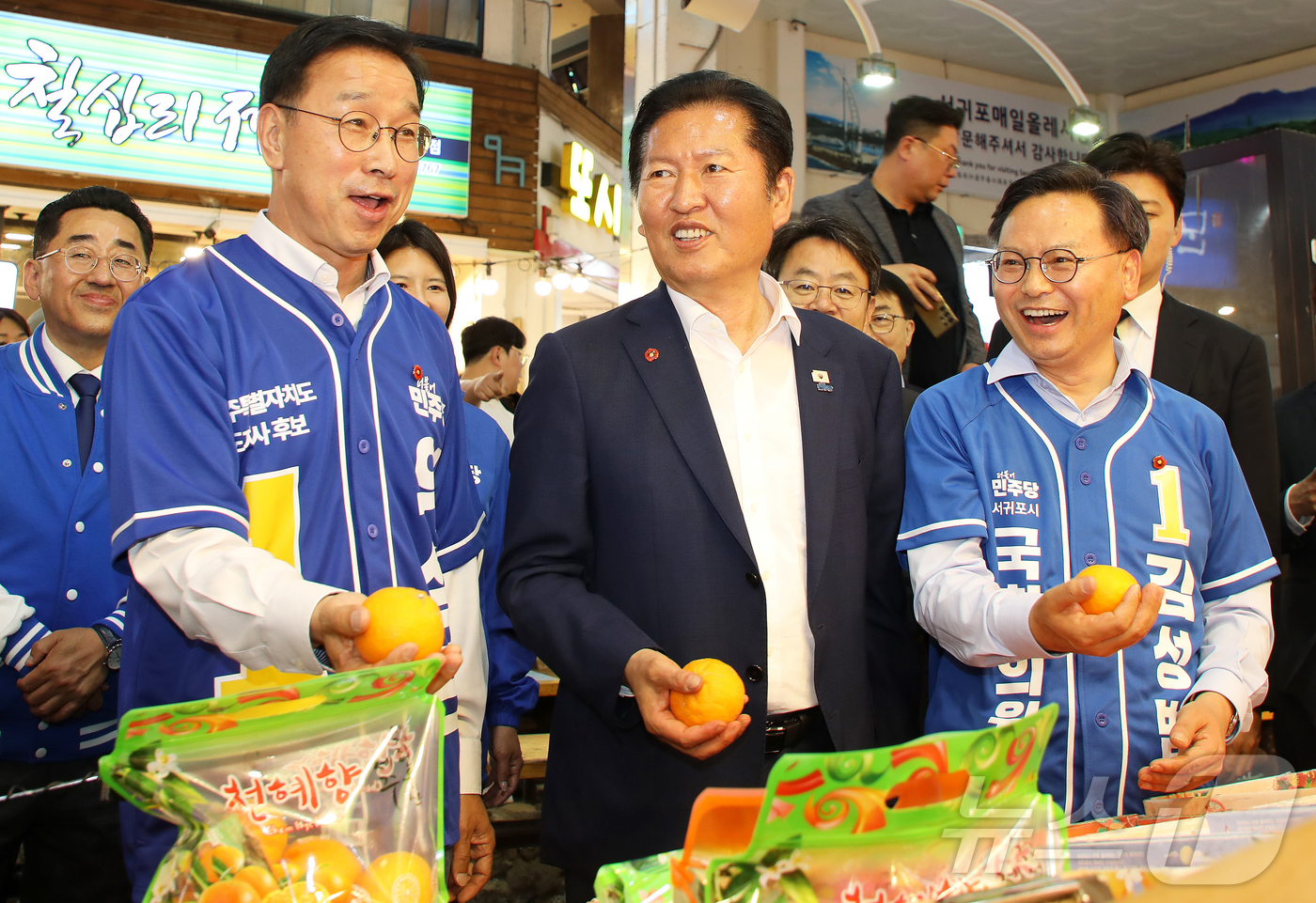 (제주=뉴스1) 오미란 기자 = 정청래 더불어민주당 대표가 15일 오후 서귀포매일올레시장에서 위성곤 민주당 제주도지사 후보, 김성범 서귀포시 국회의원 보궐선거 후보와 함께 귤을 들 …