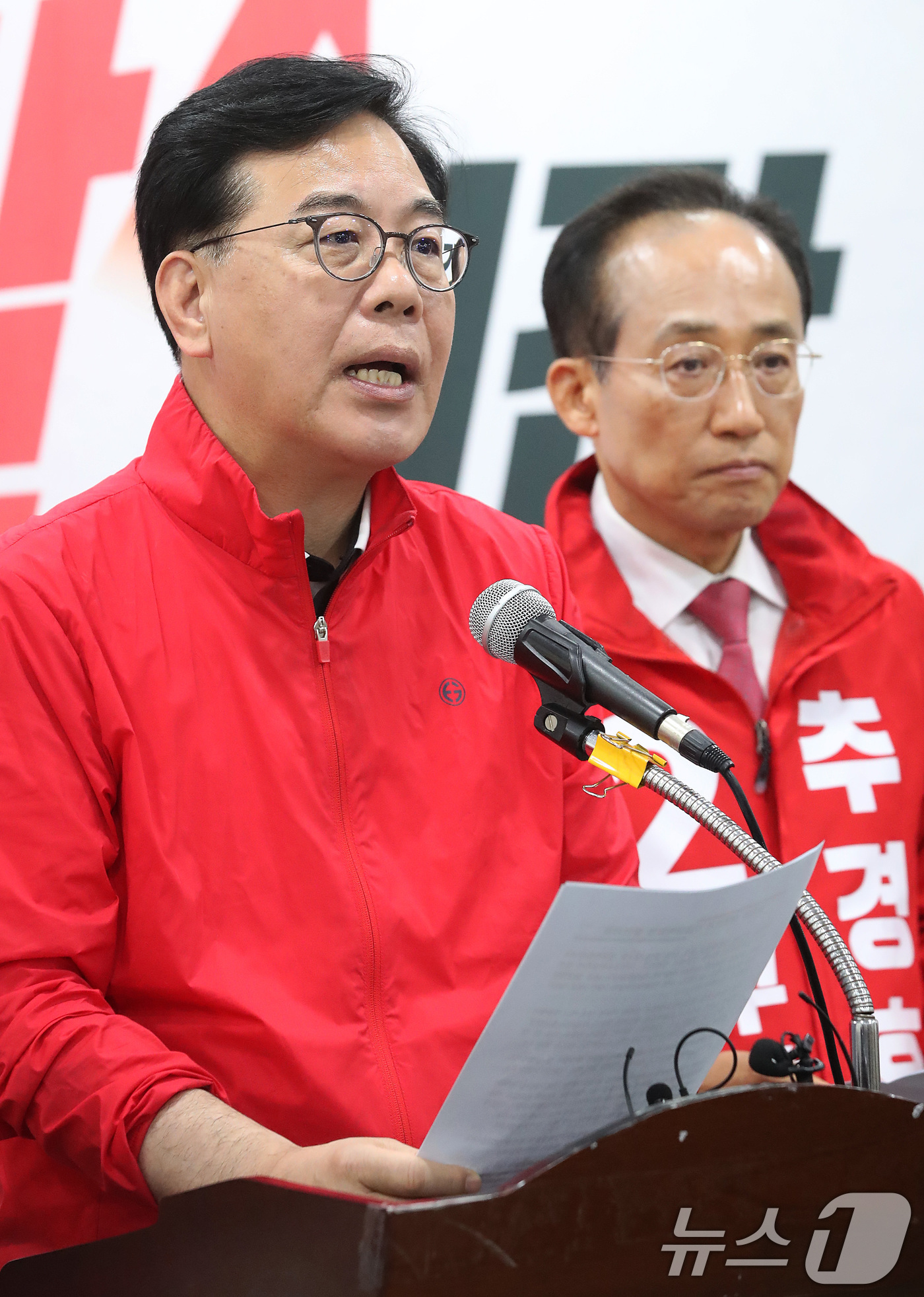 (대구=뉴스1) 공정식 기자 = 송언석 국민의힘 원내대표가 15일 오후 대구 수성구 국민의힘 대구시당에서 '이재명 대통령 관건선거' 관련 긴급대책회의 자료를 발표하고 있다. 오른쪽 …
