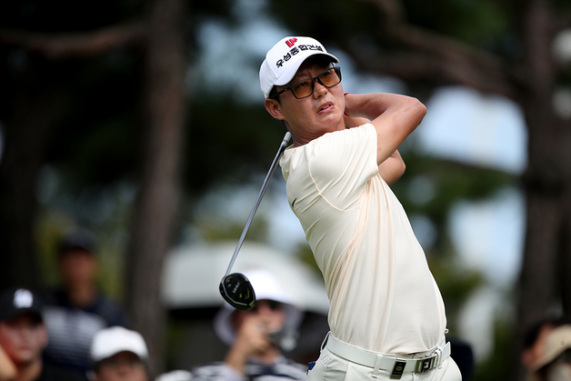 엄재웅, KPGA 경북오픈 2R 단독 선두 도약…2위 왕정훈에 한 타 차