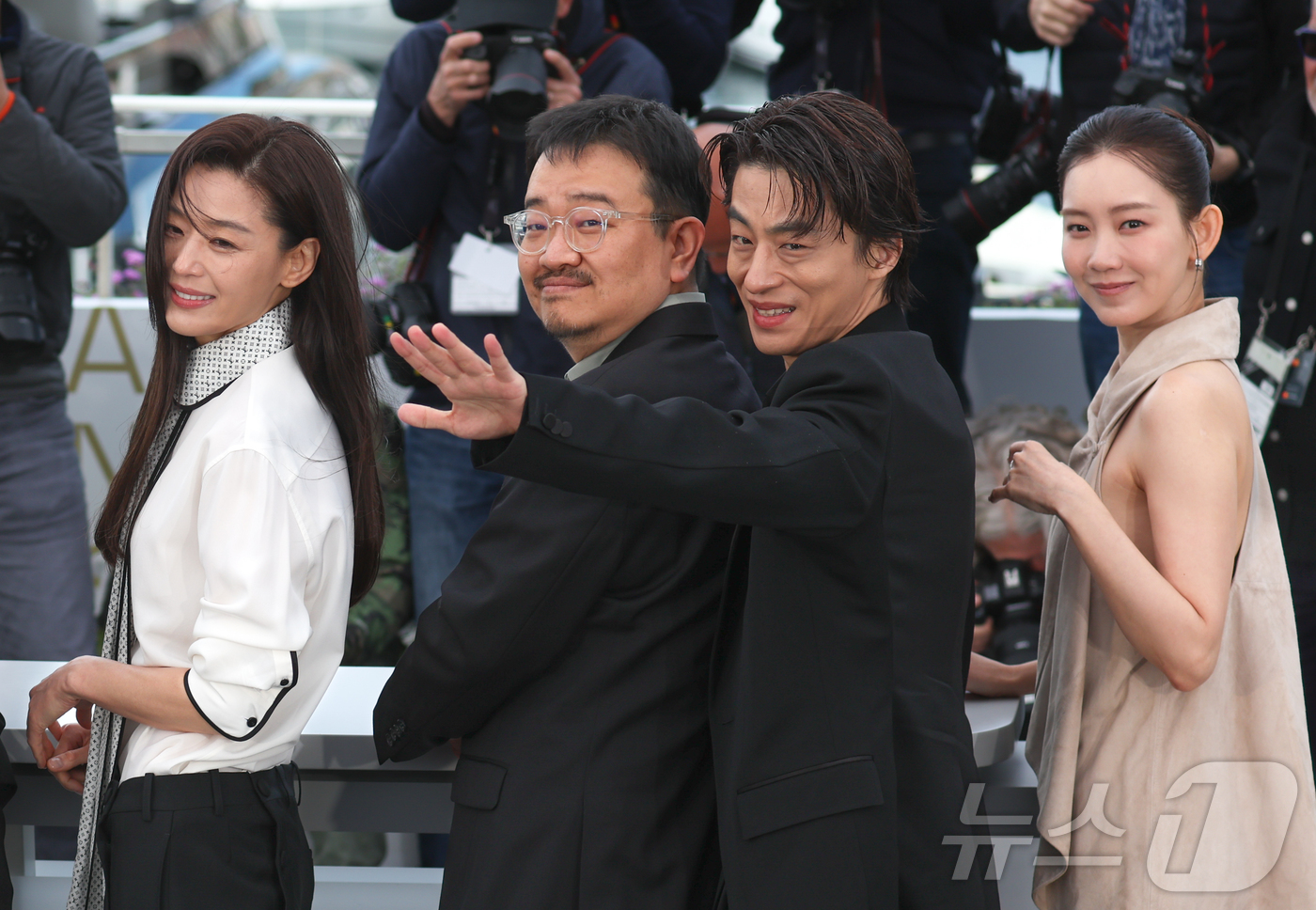 (칸=뉴스1) 이준성 특파원 = 15일(현지시간) 프랑스 남부 소도시 칸 팔레 데 페스티발(Palais des Festivals)에서 열린 제79회 칸 국제영화제 경쟁부문 진출작 …
