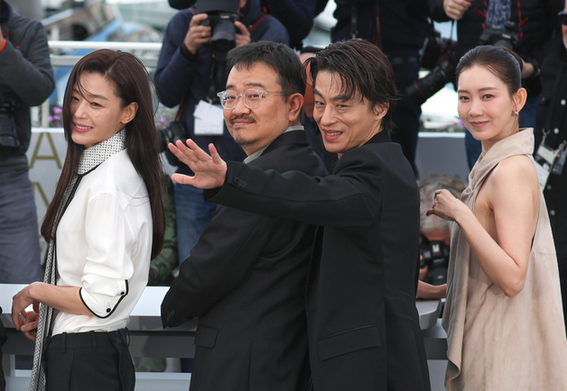 칸 '군체' 포토콜서 인사하는 출연진들