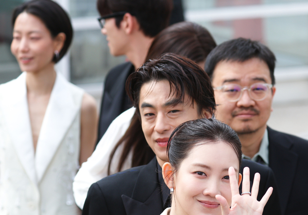칸 영화제 포토콜 참석하는 '군체' 주역들