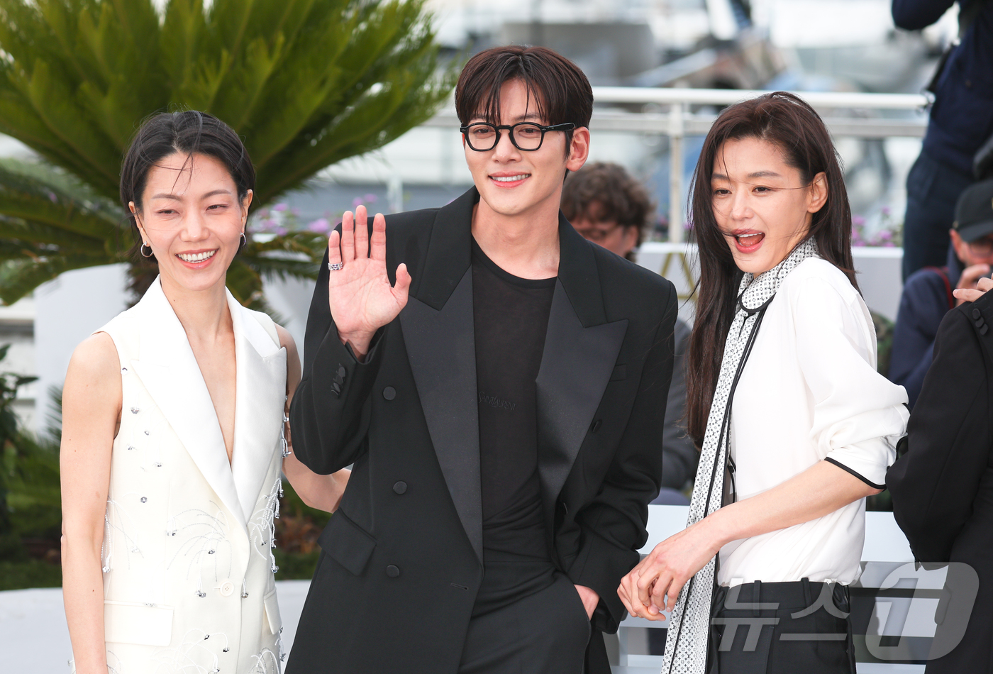 (칸=뉴스1) 이준성 특파원 = 15일(현지시간) 프랑스 남부 소도시 칸 팔레 데 페스티발(Palais des Festivals)에서 열린 제79회 칸 국제영화제 미드나잇 스크리닝 …