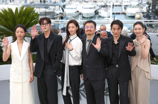 칸 찾은 연상호 감독·전지현·지창욱, '군체' 포토콜 참석