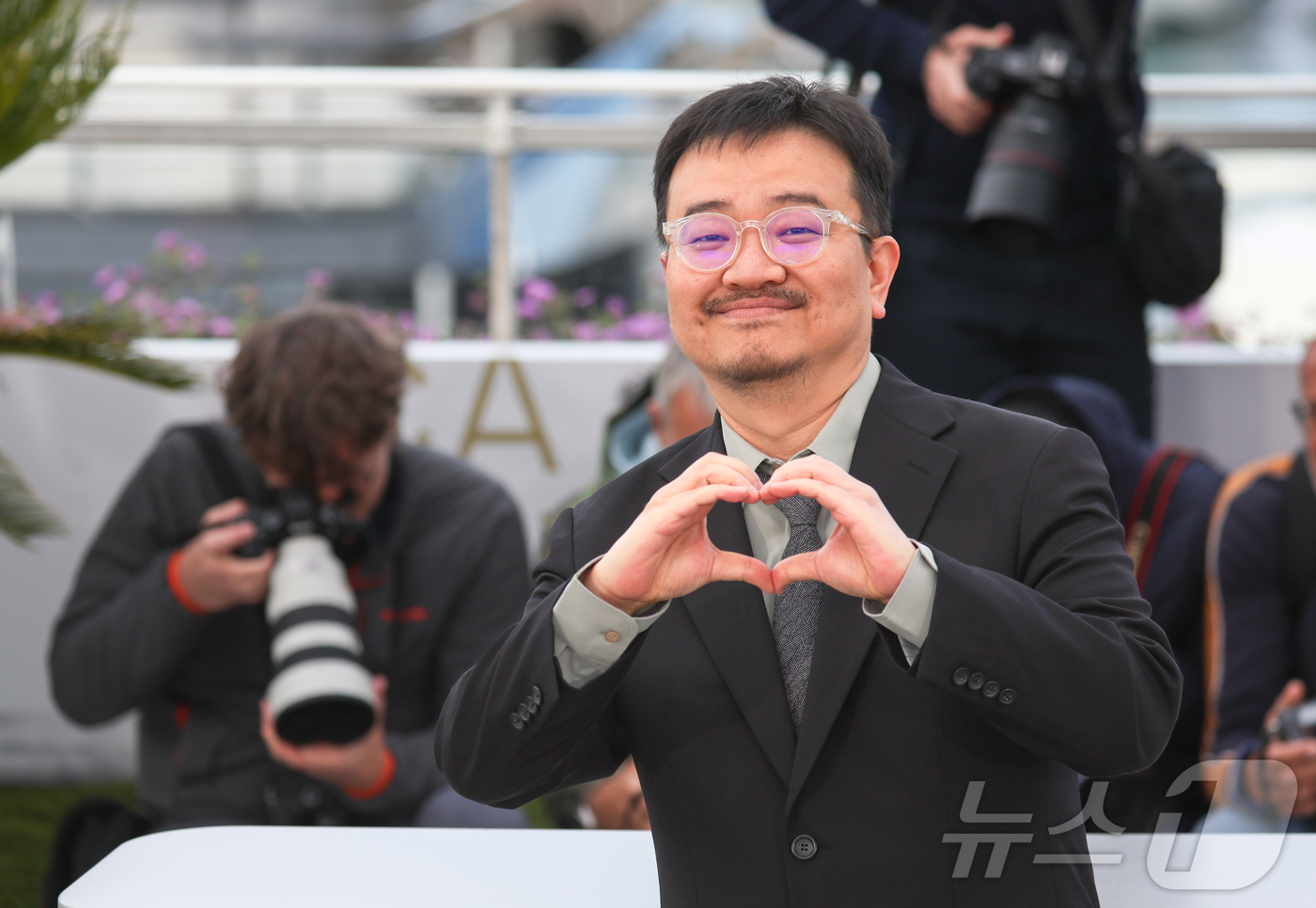 (칸=뉴스1) 이준성 특파원 = 15일(현지시간) 프랑스 남부 소도시 칸 팔레 데 페스티발(Palais des Festivals)에서 열린 제79회 칸 국제영화제 미드나잇 스크리닝 …