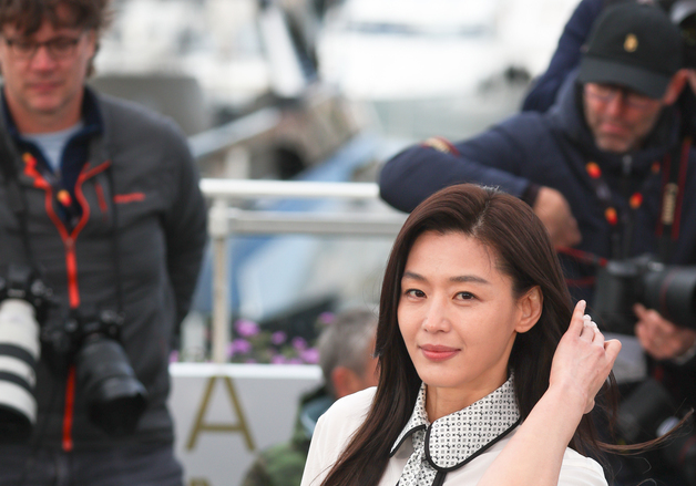 전지현, 프로페셔널 아우라…칸 홀린 독보적 비주얼 [칸 현장]