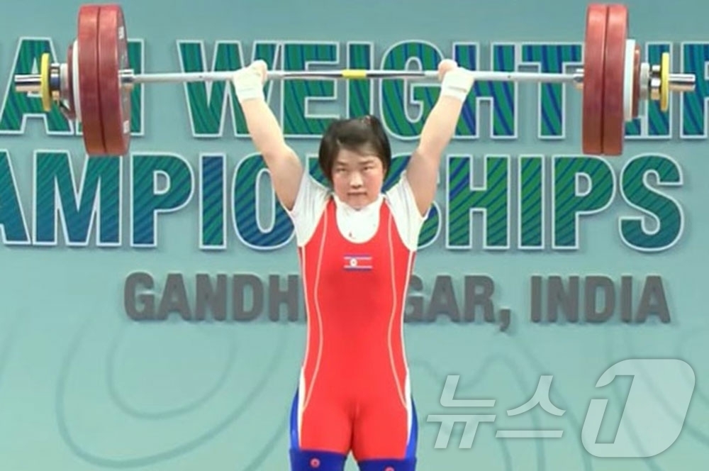 (평양 노동신문=뉴스1) = 북한 노동당 기관지 노동신문은 16일 "아시아역도선수권대회에서 우리 역도 선수들이 금메달 7개를 획득하고 세계 및 아시아 신기록을 수립했다"면서 리숙 …