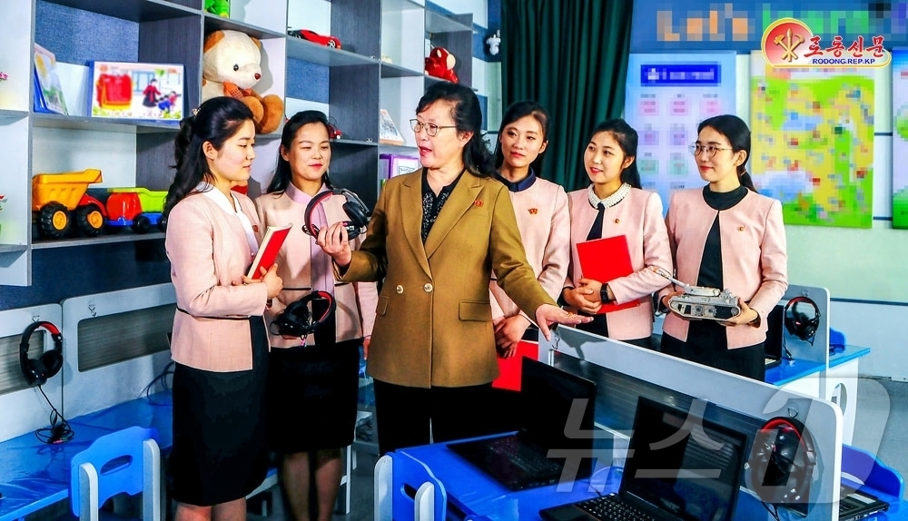 (평양 노동신문=뉴스1) = 북한 노동당 기관지 노동신문은 16일 "중구역 류성소학교에서 새 교수방법 창조를 위해 서로의 지혜를 합쳐가고 있다"고 보도했다. [국내에서만 사용가능. …