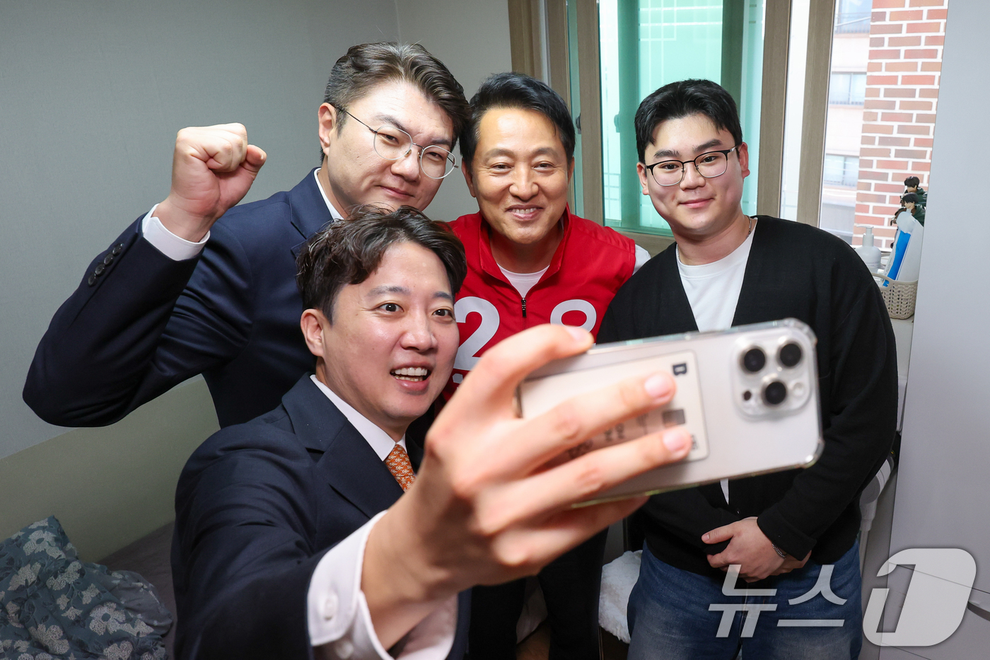 (서울=뉴스1) 안은나 기자 = 오세훈 국민의힘 서울시장 후보와 이준석 개혁신당 대표, 김정철 서울시장 후보가 16일 오전 서울 노원구 공릉로의 원룸을 찾아 이곳에서 자취하는 대학 …