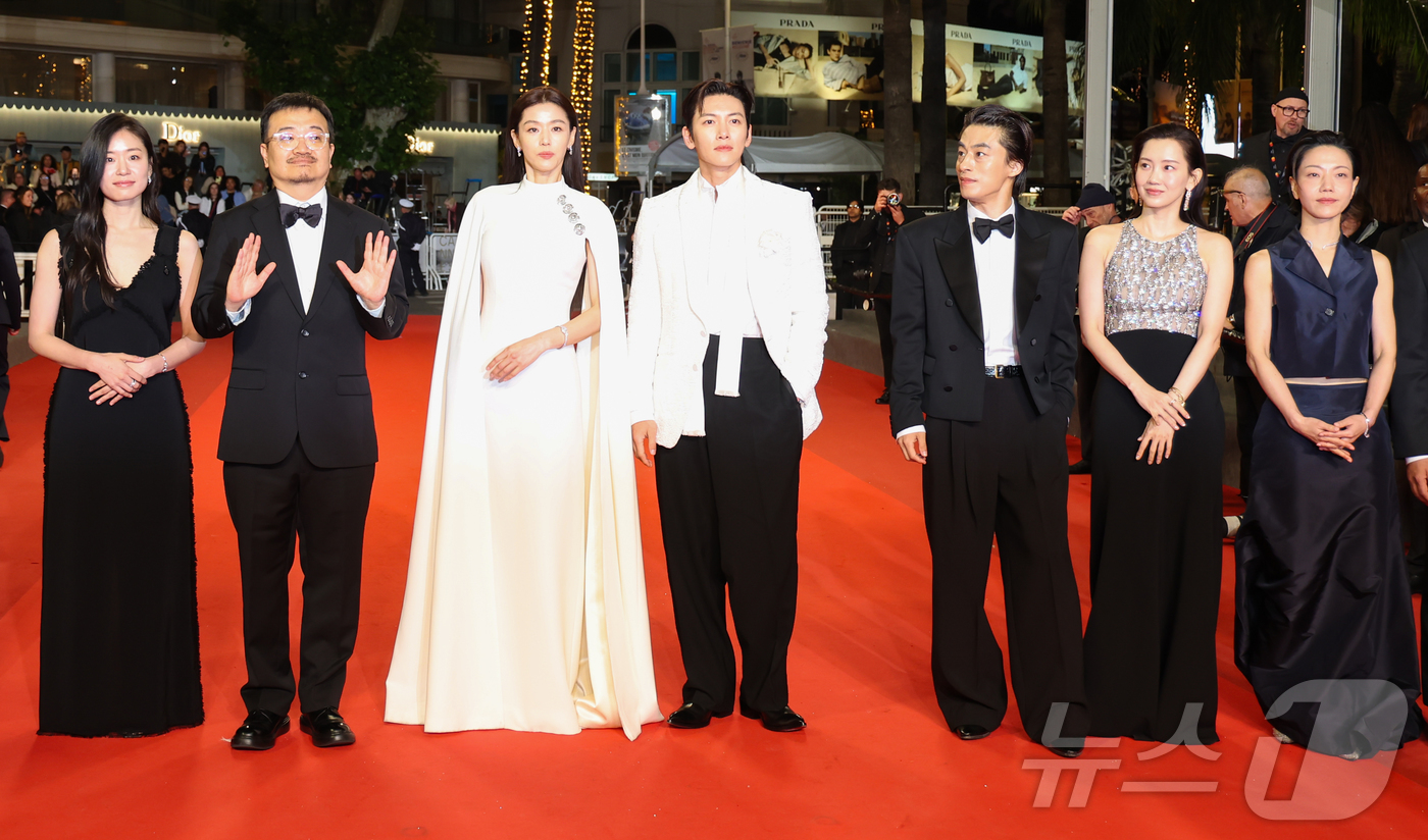 (칸=뉴스1) 이준성 특파원 = 16일(현지시간) 프랑스 남부 소도시 칸 팔레 데 페스티발(Palais des Festivals) 뤼미에르 대극장에서 열린 제79회 칸 국제영화제 …