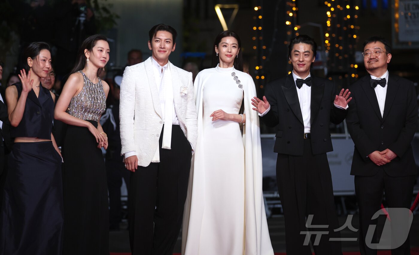 본문 이미지 - 16일(현지시간) 프랑스 남부 소도시 칸 팔레 데 페스티발(Palais des Festivals) 뤼미에르 대극장에서 열린 제79회 칸 국제영화제 미드나잇 스크리닝 초청작 ‘군체’ 공식 시사회에서 연상호 감독과 전지현, 지창욱, 구교환, 신현빈, 김신록 등 출연진이 레드카펫에 오를 준비를 하고 있다. 2026.5.16 ⓒ 뉴스1 이준성 특파원