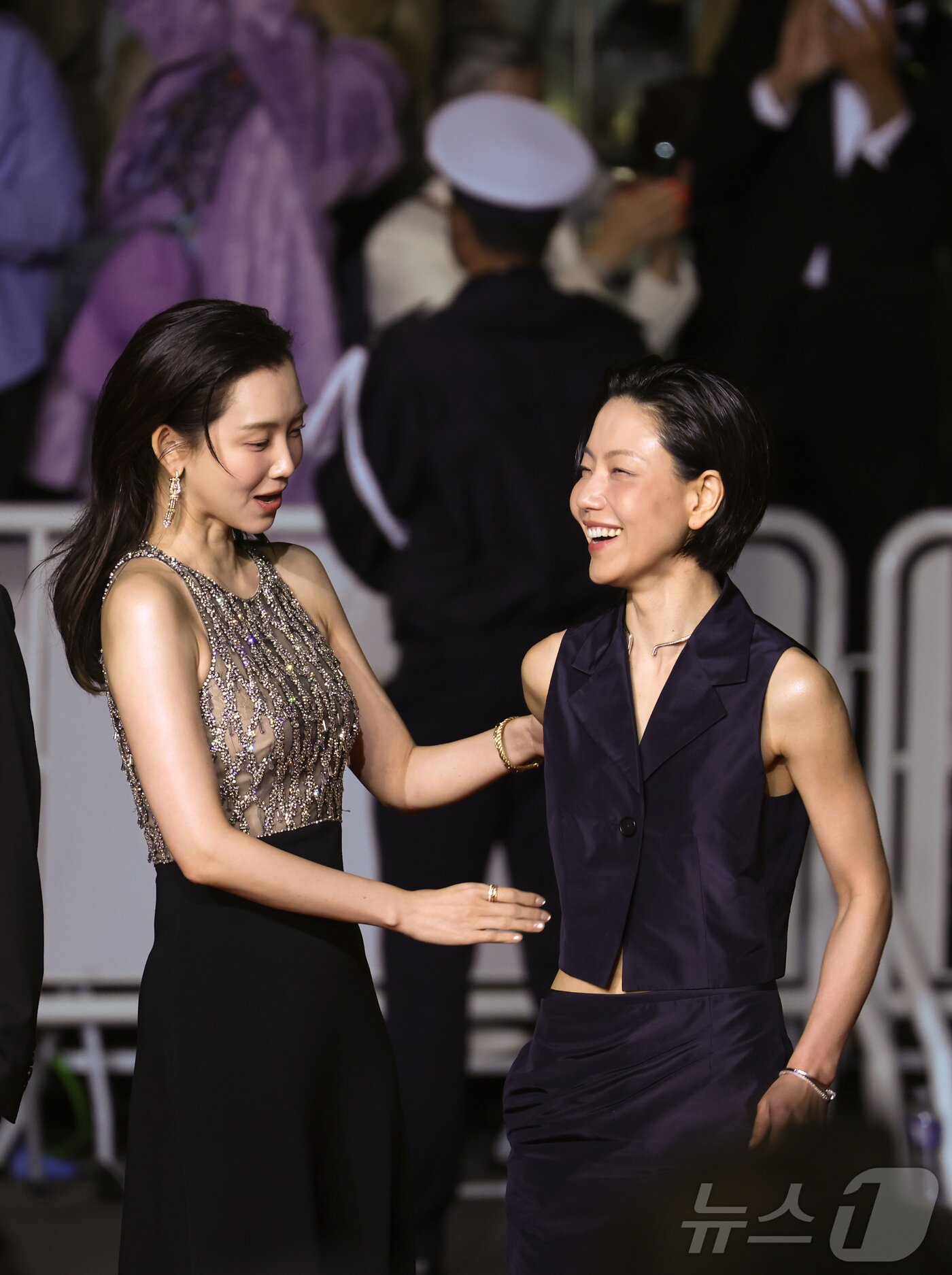 본문 이미지 - 16일(현지시간) 프랑스 남부 소도시 칸 팔레 데 페스티발(Palais des Festivals) 뤼미에르 대극장에서 열린 제79회 칸 국제영화제 미드나잇 스크리닝 초청작 ‘군체’ 공식 시사회에서 주연배우 신현빈, 김신록이 레드카펫에 오를 준비를 하고 있다. 2026.5.16 ⓒ 뉴스1 이준성 특파원