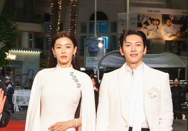 전지현·지창욱, 칸 레드카펫 밝힌 화이트 룩
