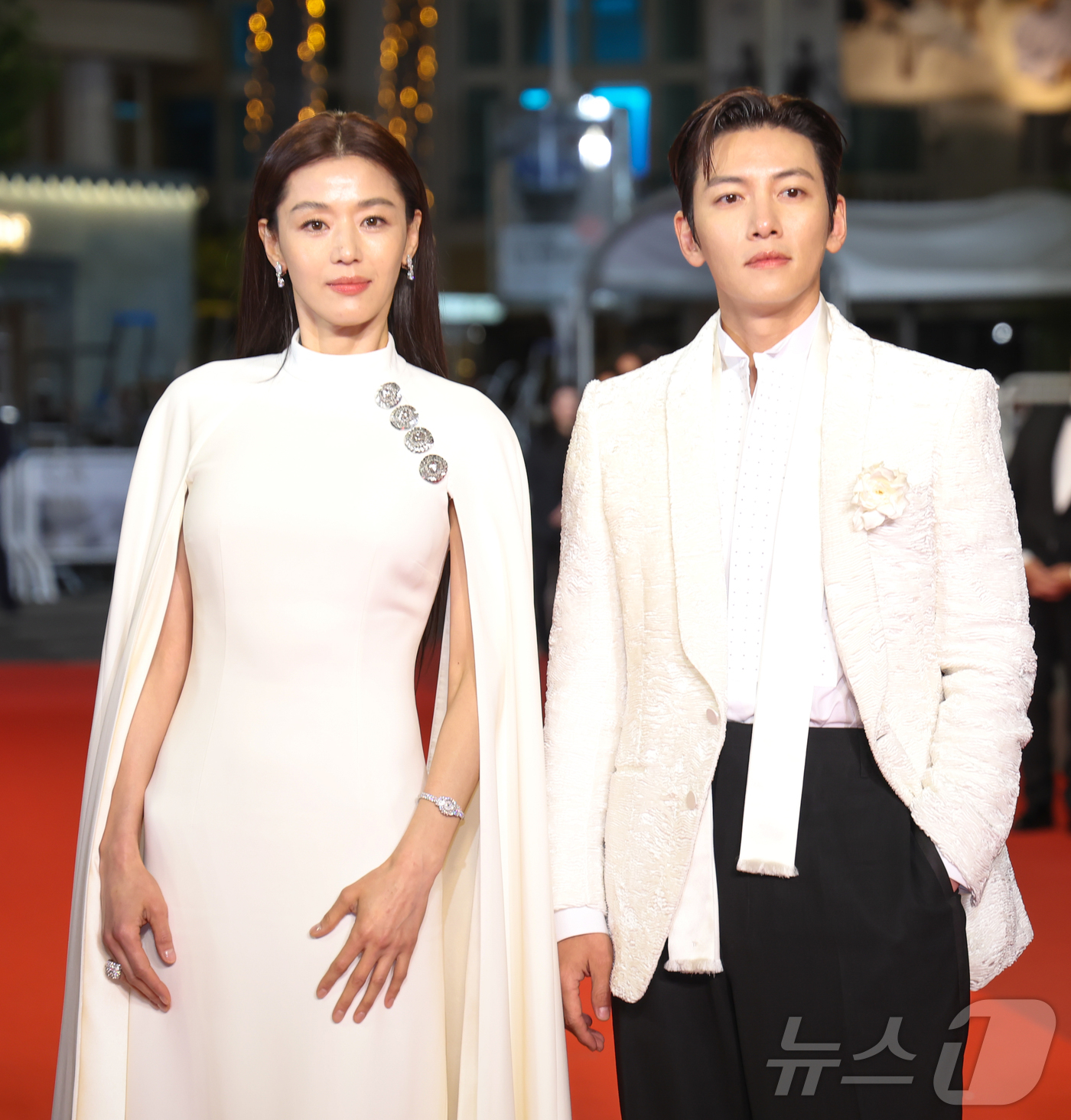 (칸=뉴스1) 이준성 특파원 = 배우 전지현, 지창욱이 16일(현지시간) 프랑스 남부 소도시 칸 팔레 데 페스티발(Palais des Festivals) 뤼미에르 대극장에서 열린 …