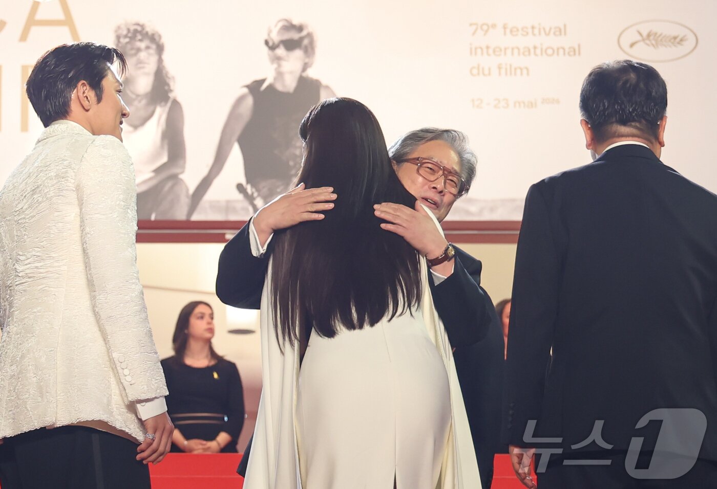 본문 이미지 - 16일(현지시간) 프랑스 남부 소도시 칸 팔레 데 페스티발(Palais des Festivals) 뤼미에르 대극장에서 열린 제79회 칸 국제영화제 미드나잇 스크리닝 초청작 ‘군체’ 공식 시사회에서 경쟁부문 심사위원장을 맡은 박찬욱 감독이 배우 전지현과 포옹하고 있다. 2026.5.16 ⓒ 뉴스1 이준성 특파원
