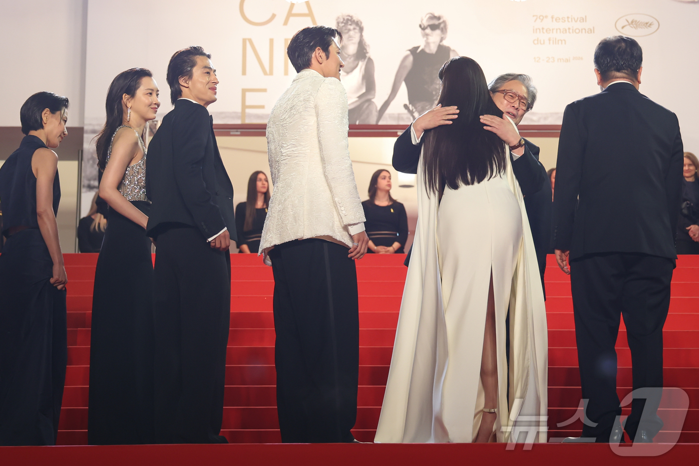 (칸=뉴스1) 이준성 특파원 = 16일(현지시간) 프랑스 남부 소도시 칸 팔레 데 페스티발(Palais des Festivals) 뤼미에르 대극장에서 열린 제79회 칸 국제영화제 …