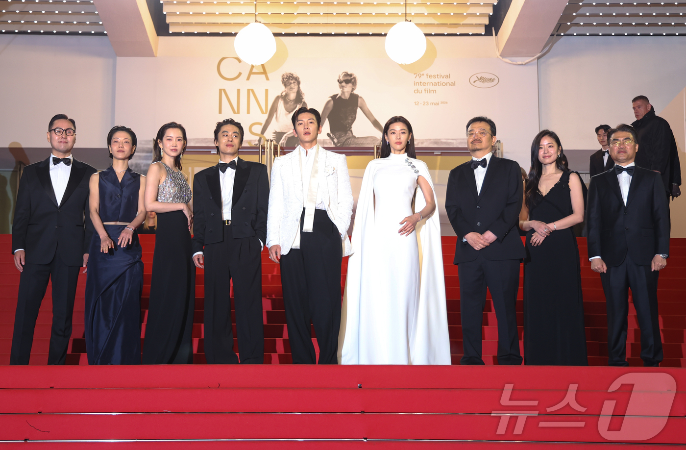 (칸=뉴스1) 이준성 특파원 = 16일(현지시간) 프랑스 남부 소도시 칸 팔레 데 페스티발(Palais des Festivals) 뤼미에르 대극장에서 열린 제79회 칸 국제영화제 …