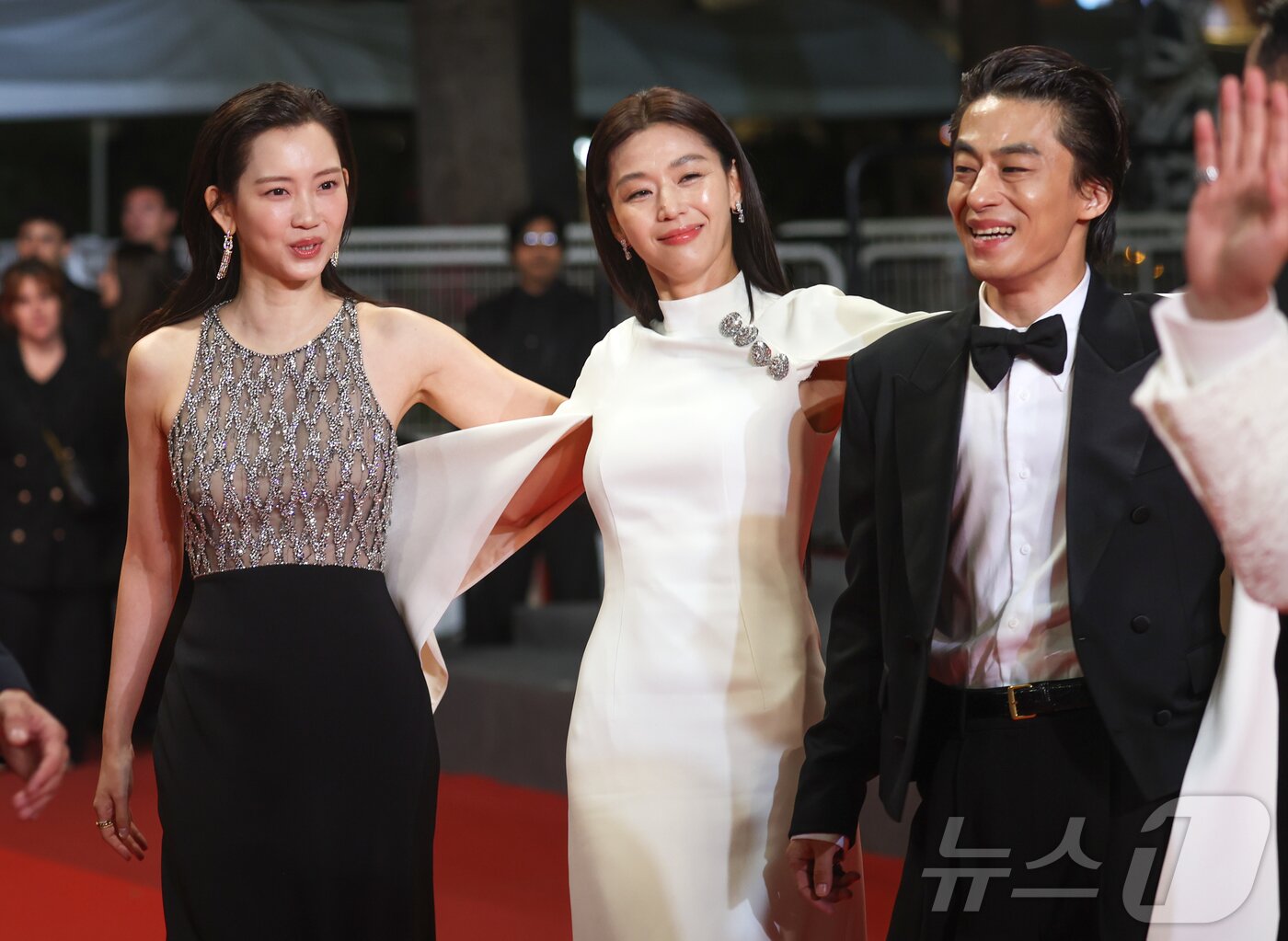 본문 이미지 - 배우 신현빈, 전지현, 구교환이 16일(현지 시각) 프랑스 남부 소도시 칸 팔레 데 페스티발(Palais des Festivals) 뤼미에르 대극장에서 열린 제79회 칸 국제영화제 미드나잇 스크리닝 초청작 ‘군체’ 공식 시사회 레드카펫에 올라 포즈를 취하고 있다. 2026.5.16 ⓒ 뉴스1 이준성 특파원