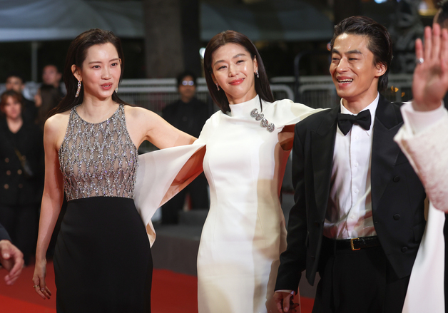 '부산행'→'군체'로 10년만에 온 연상호, 기립박수 7분에 "다시 영광" [칸 현장]