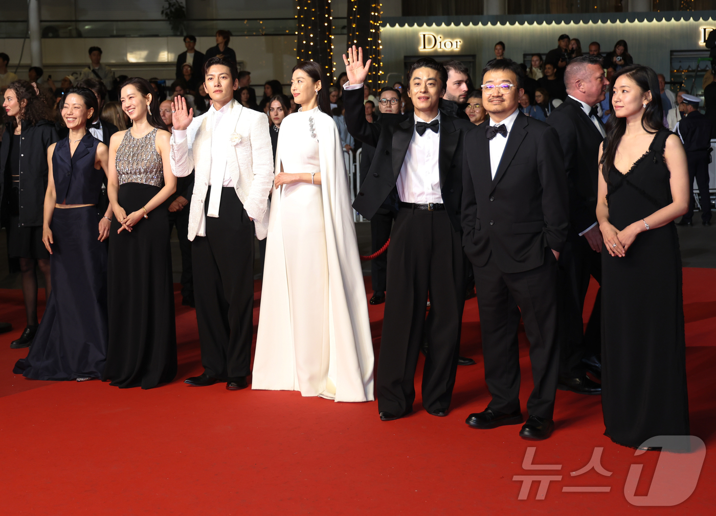 (칸=뉴스1) 이준성 특파원 = 16일(현지시간) 프랑스 남부 소도시 칸 팔레 데 페스티발(Palais des Festivals) 뤼미에르 대극장에서 열린 제79회 칸 국제영화제 …
