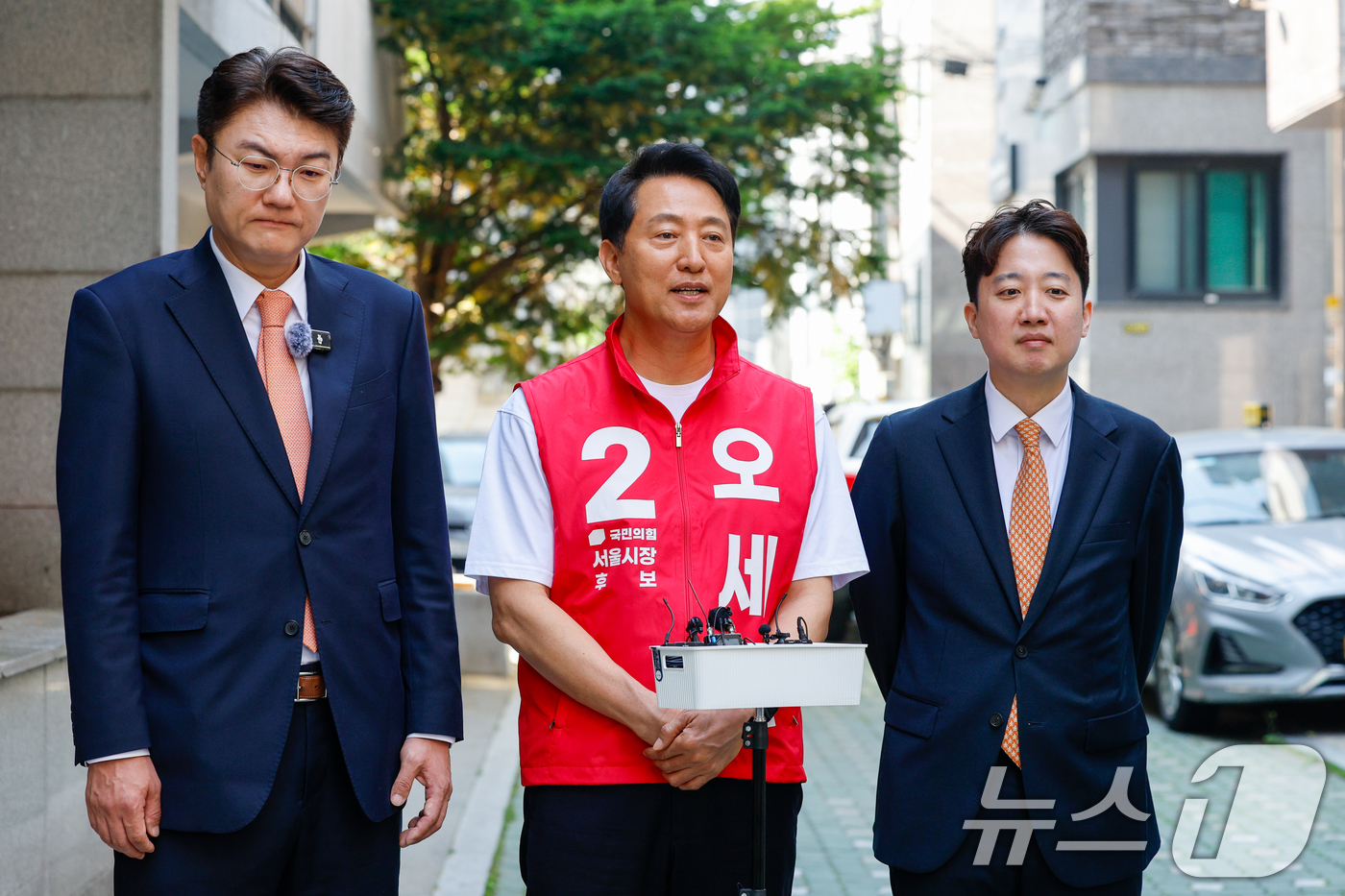 (서울=뉴스1) 안은나 기자 = 김정철 개혁신당 서울시장 후보(왼쪽부터), 오세훈 국민의힘 서울시장 후보, 이준석 개혁신당 대표가 16일 오전 서울 노원구 공릉로의 원룸을 찾아 이 …
