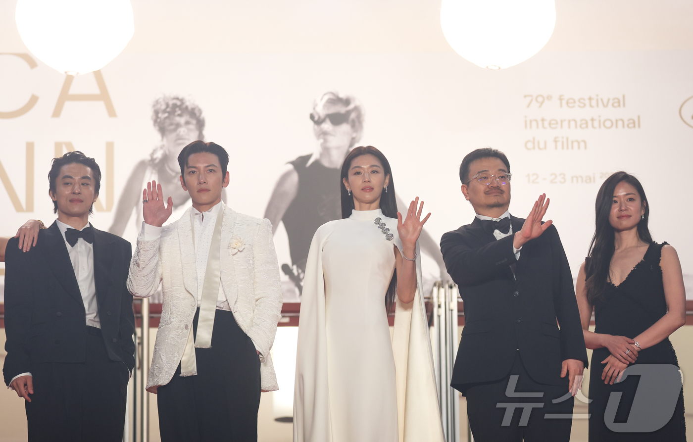 (칸=뉴스1) 이준성 특파원 = 16일(현지시간) 프랑스 남부 소도시 칸 팔레 데 페스티발(Palais des Festivals) 뤼미에르 대극장에서 열린 제79회 칸 국제영화제 …
