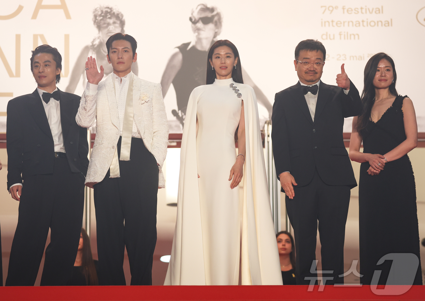 (칸=뉴스1) 이준성 특파원 = 16일(현지시간) 프랑스 남부 소도시 칸 팔레 데 페스티발(Palais des Festivals) 뤼미에르 대극장에서 열린 제79회 칸 국제영화제 …