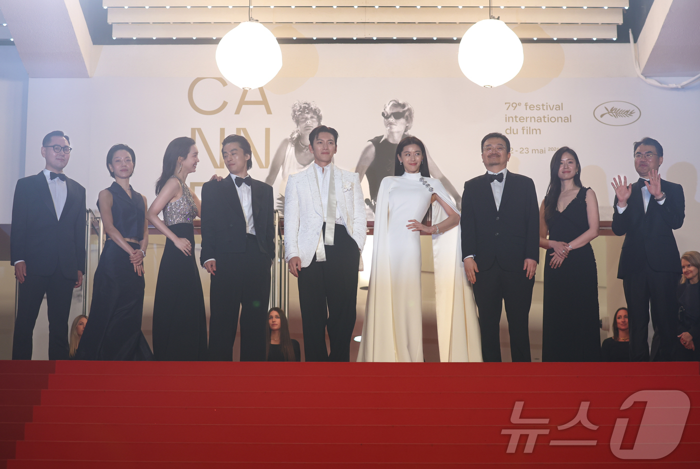 (칸=뉴스1) 이준성 특파원 = 16일(현지시간) 프랑스 남부 소도시 칸 팔레 데 페스티발(Palais des Festivals) 뤼미에르 대극장에서 열린 제79회 칸 국제영화제 …