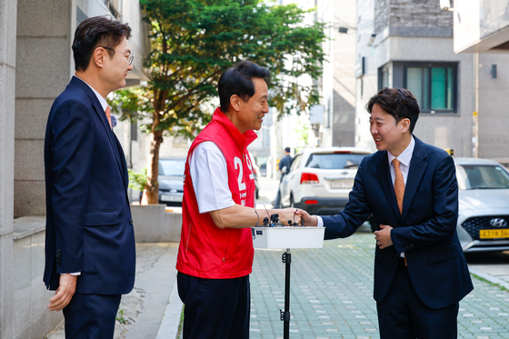 이준석 대표와 악수하는 오세훈 시장