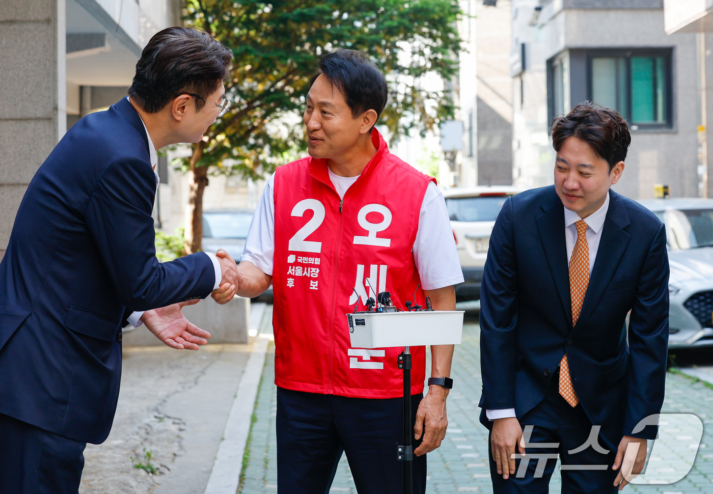 (서울=뉴스1) 안은나 기자 = 오세훈 국민의힘, 김정철 개혁신당 서울시장 후보가 16일 오전 서울 노원구 공릉로의 원룸을 찾아 20대 청년 대학생의 애로사항을 청취한 뒤 악수하고 …