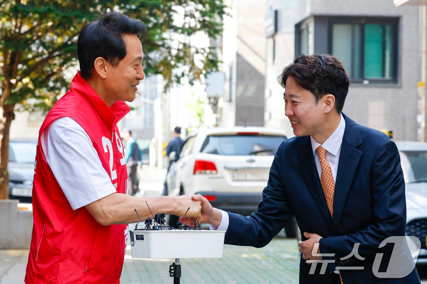 (서울=뉴스1) 안은나 기자 = 오세훈 국민의힘 서울시장 후보와 이준석 개혁신당 대표가 16일 오전 서울 노원구 공릉로의 원룸을 찾아 20대 청년 대학생의 애로사항을 청취한 뒤 악 …
