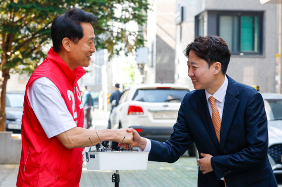 악수하는 오세훈·이준석