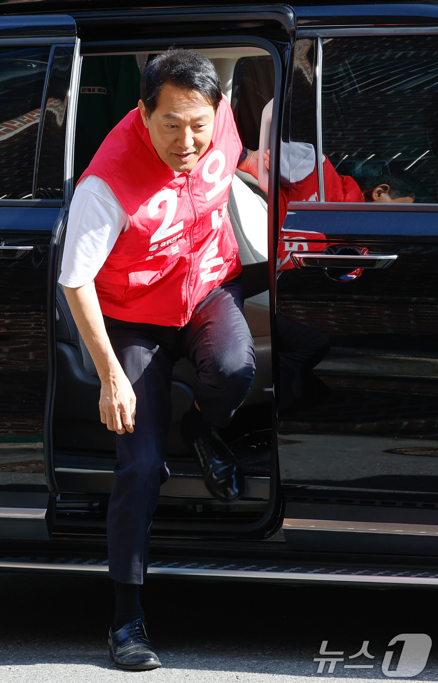 (서울=뉴스1) 안은나 기자 = 오세훈 국민의힘 서울시장 후보가 16일 오전 서울 노원구 공릉로의 원룸을 찾아 이곳에서 자취하는 대학생과 대화하며 애로사항을 청취하기 위해 차에서 …