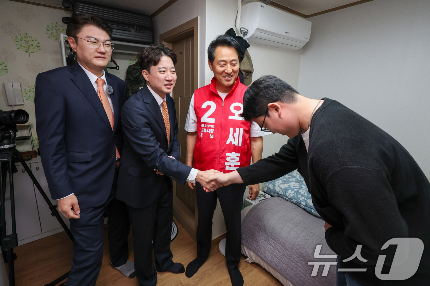 (서울=뉴스1) 안은나 기자 = 김정철 개혁신당 서울시장 후보(왼쪽부터), 이준석 대표, 오세훈 국민의힘 서울시장 후보가 16일 오전 서울 노원구 공릉로의 원룸을 찾아 이곳에서 자 …