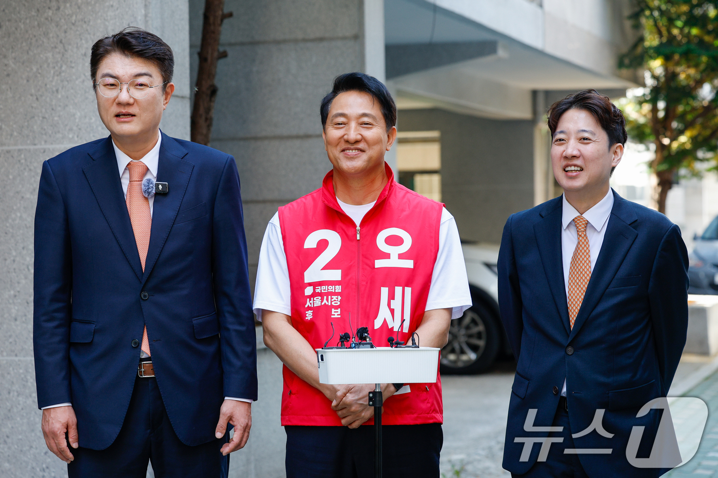 (서울=뉴스1) 안은나 기자 = 김정철 개혁신당 서울시장 후보(왼쪽부터), 오세훈 국민의힘 서울시장 후보, 이준석 개혁신당 대표가 16일 오전 서울 노원구 공릉로의 원룸을 찾아 이 …
