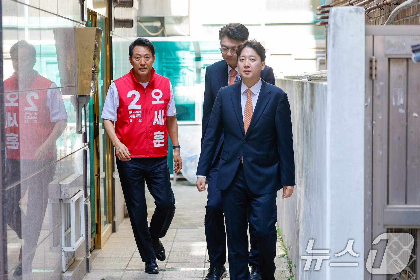(서울=뉴스1) 안은나 기자 = 오세훈 국민의힘 서울시장 후보와 이준석 개혁신당 대표, 김정철 서울시장 후보가 16일 오전 서울 노원구 공릉로의 원룸을 찾아 이곳에서 자취하는 대학 …