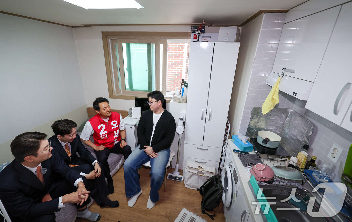 (서울=뉴스1) 안은나 기자 = 김정철 개혁신당 서울시장 후보(왼쪽부터), 이준석 대표, 오세훈 국민의힘 서울시장 후보가 16일 오전 서울 노원구 공릉로의 원룸을 찾아 이곳에서 자 …