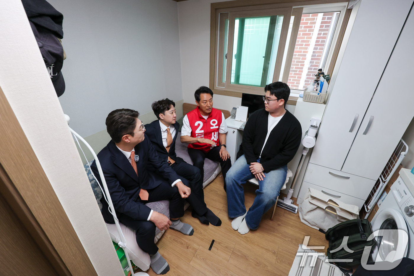 (서울=뉴스1) 안은나 기자 = 김정철 개혁신당 서울시장 후보(왼쪽부터), 이준석 대표, 오세훈 국민의힘 서울시장 후보가 16일 오전 서울 노원구 공릉로의 원룸을 찾아 이곳에서 자 …