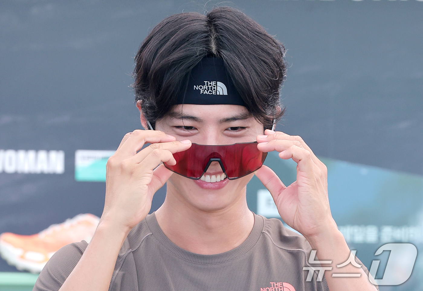 (강원도=뉴스1) 권현진 기자 = 배우 박보검이 16일 강원도 강릉 경포호수공원 일대에서 열린 ‘2026 TNF 100 코리아 위드 벡티브(2026 THE NORTH FACE 10 …