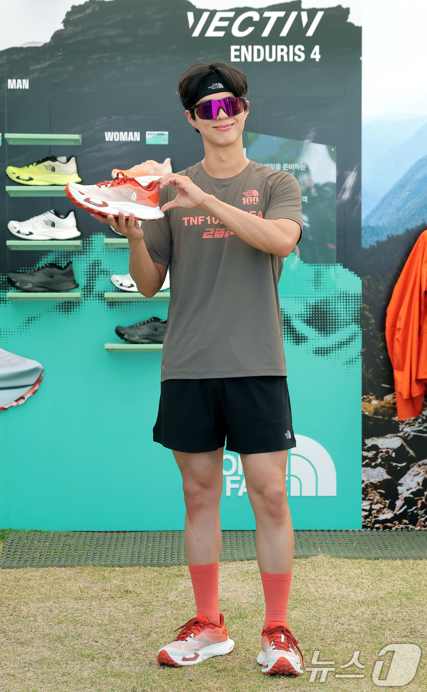 (강원도=뉴스1) 권현진 기자 = 배우 박보검이 16일 강원도 강릉 경포호수공원 일대에서 열린 ‘2026 TNF 100 코리아 위드 벡티브(2026 THE NORTH FACE 10 …