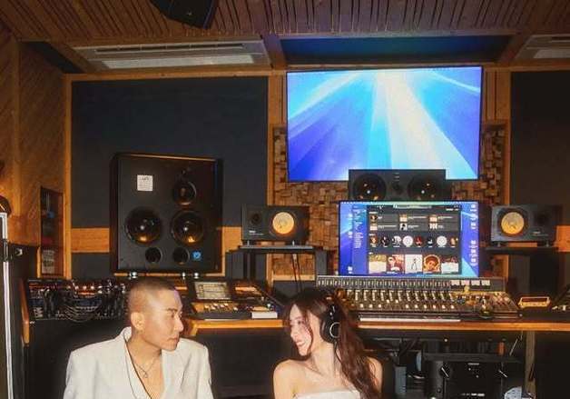 '결혼' 윤보미♥라도, 뮤지션 커플의 웨딩 화보…힙한 분위기