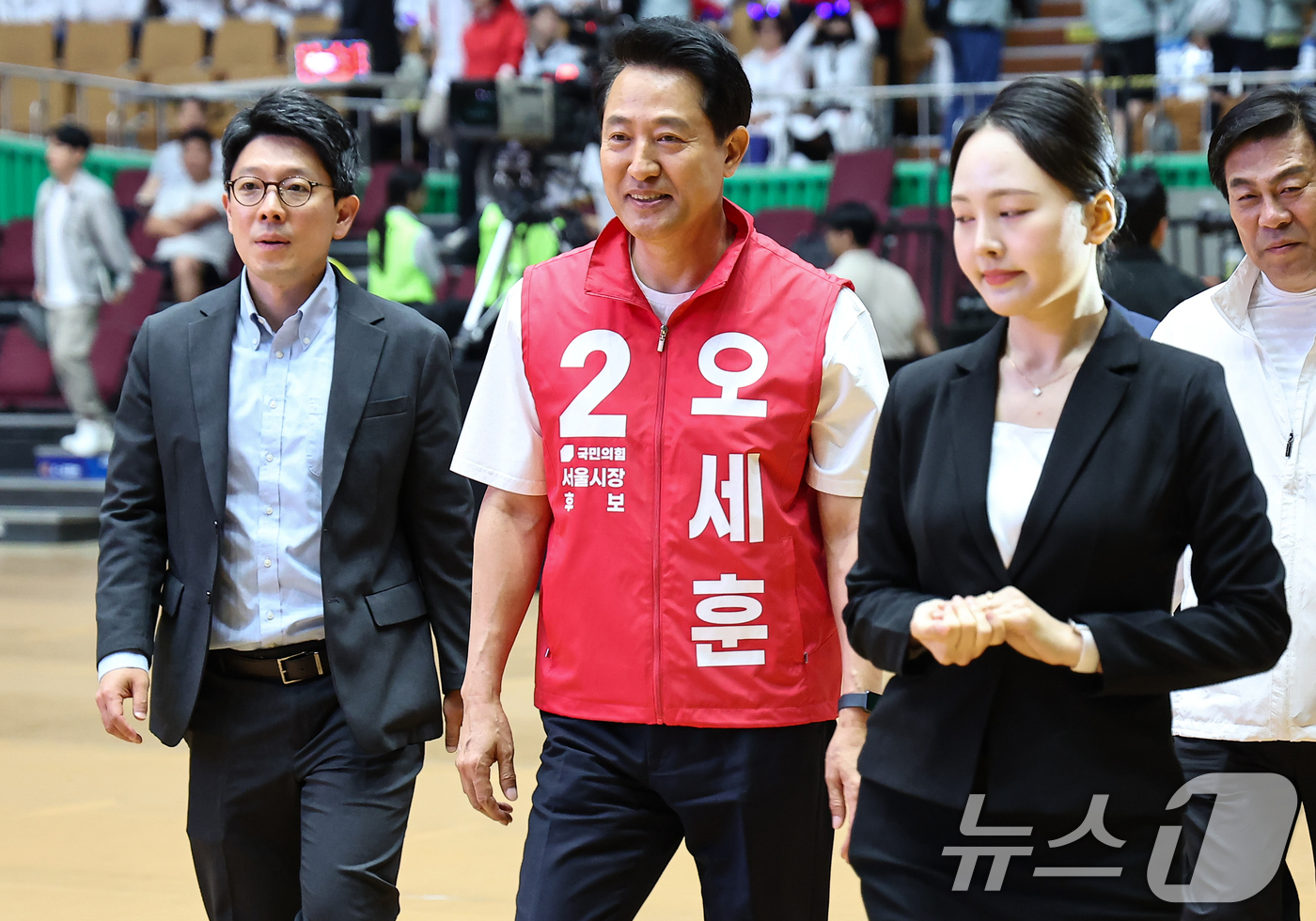 (서울=뉴스1) 김도우 기자 = 오세훈 국민의힘 서울시장 후보가 16일 서울 송파구 잠실실내체육관에서 열린 2026 서울시민체육대축전에 참석하고 있다. 2026.5.16/뉴스1