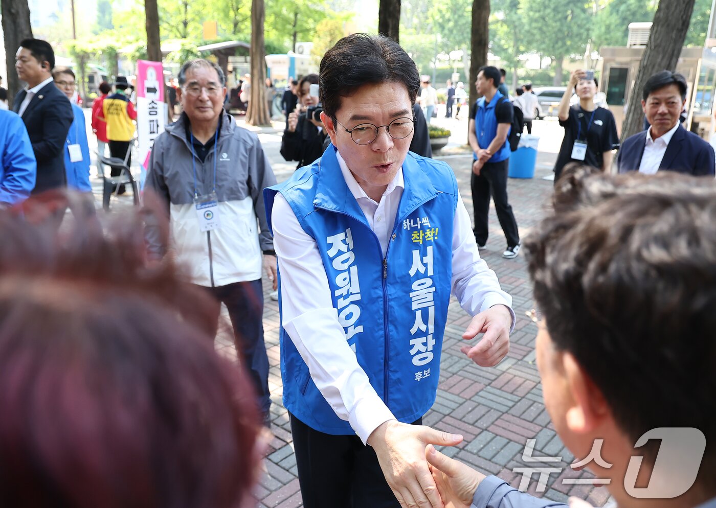 본문 이미지 - 정원오 더불어민주당 서울시장 후보가 16일 서울 송파구 잠실실내체육관에서 열린 2026 서울시민체육대축전에 참석하며 참석자들과 인사를 나누고 있다. 2026.5.16 ⓒ 뉴스1 김도우 기자