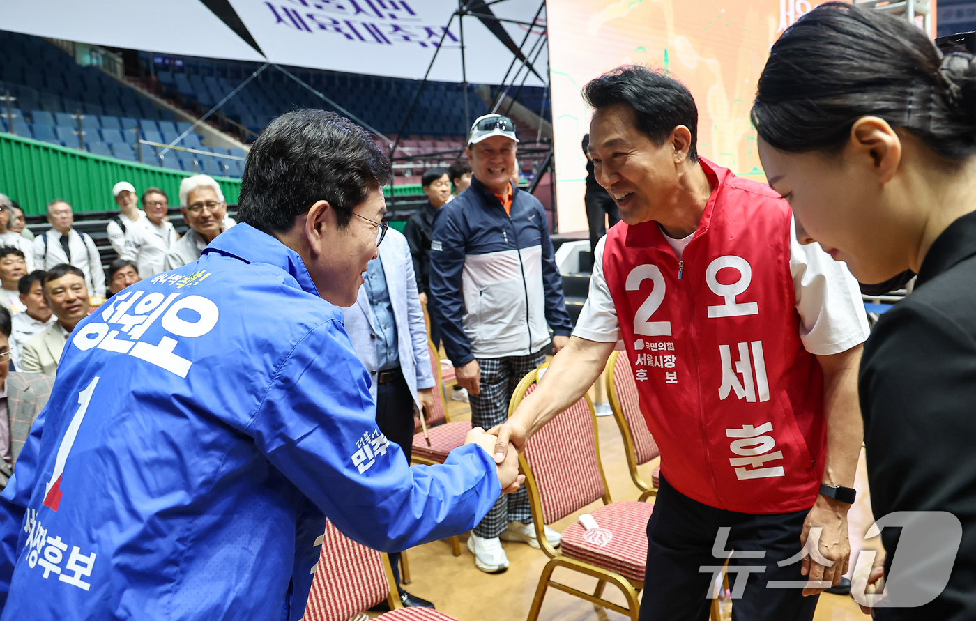 (서울=뉴스1) 김도우 기자 = 정원오 더불어민주당 서울시장 후보와 오세훈 국민의힘 서울시장 후보가 16일 서울 송파구 잠실실내체육관에서 열린 2026 서울시민체육대축전에 참석해 …
